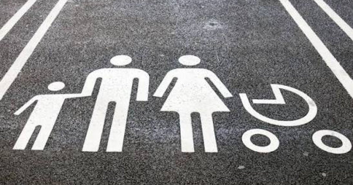 Кабмін ухвалив постанову про паркомісця для водіїв із дітьми до трьох років